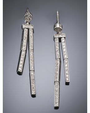 440-PENDIENTES LARGOS CUAJADOS DE BRILLANTES.Montura de oro blanco de 18k.