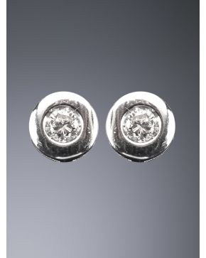 451-PENDIENTES DE CHATONES. Montura de oro blanco de 18 k.