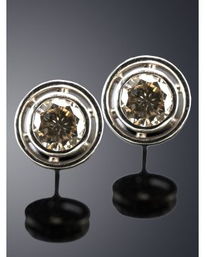 466-PENDIENTES DE CHATONES. Montura de oro blanco de 18 k.