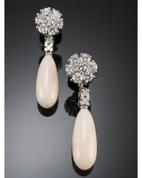 468-PENDIENTES LARGOS ROSETONES DE BRILLANTES DE LOS QUE PENDE UNA PERILLA DE CORAL PIEL DE ÁNGEL. Montura de oro blanco de 18 k. 