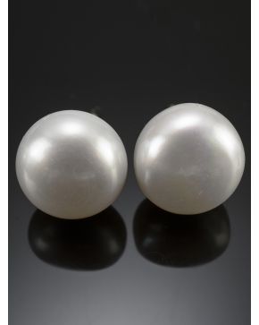 478A-PENDIENTES DE PERLAS BOTÓN. Montura de oro blanco de 18 k.