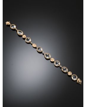 480-MODERNA PULSERA DE CUARZOS BLANCOS FACETADOS. Montura de oro rosa en 18k.