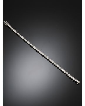 494-PULSERA DE CHATONES DE BRILLANTES. Montura de oro blanco de 18 k.