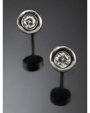 508-PENDIENTES DE CHATONES. Montura de oro blanco de 18 k.