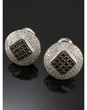 521-PENDIENTES CIRCULARES DE BRILLANTES BLANCOS Y NEGROS. Montura de oro blanco de 18k. 