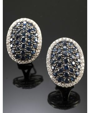 531-ELEGANTES PENDIENTES DE PAVÉ DE ZAFIROS Y ORLA DE BRILLANTES.Montura de oro blanco de 18k. 