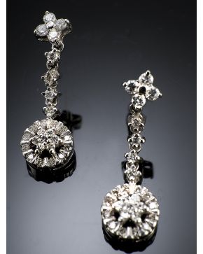 537-PENDIENTES COLGANTES DE BRILLANTES. Montura de oro blanco de 18k. 