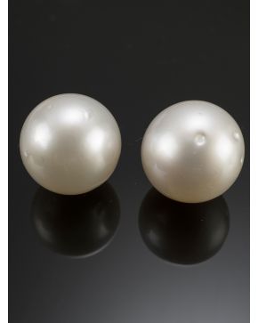 546-PENDIENTES DE PERLAS AUSTRALIANAS. de 12.5 mm de diámetro. Montura de oro blanco de 18 k. 