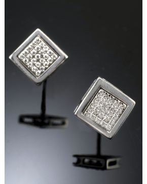 556-MODERNOS PENDIENTES DE BRILLANTES. Montura de oro blanco de 18 k. 