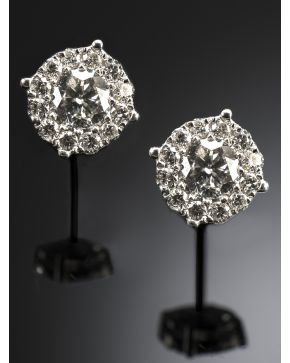 559-PENDIENTES DE ROSETONES DE BRILLANTES. Montura de oro blanco de 18k. 