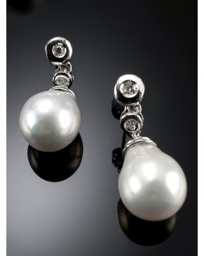 576-BELLOS PENDIENTES DE CHATONES DE BRILLANTES CON UNA PERLA. Montura de oro blanco de 18 k.