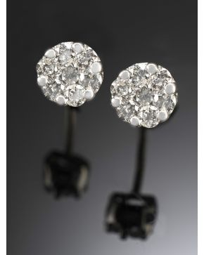 613-PENDIENTES DE CHATONES DE BRILLANTES. Montura de oro blanco de 18 k.