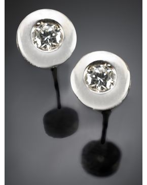 614-BELLOS PENDIENTES DE CHATONES DE BRILLANTES. Montura de oro blanco de oro blanco de 18 k.