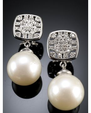 617-BELLOS PENDIENTES DE BRILLANTES Y PERLAS DE 13 MM DE DIÁMETRO. Montura de oro blanco de 18 k.