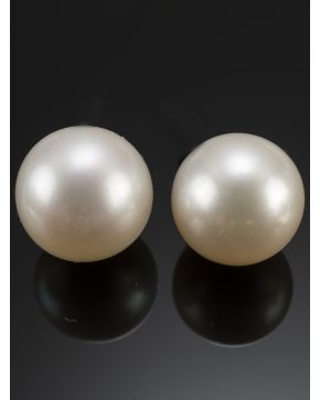 619-PENDIENTES DE PERLAS CULTIVADAS. DE 7.5 MM DE DIÁMETRO. Montura de oro blanco de 18 k.