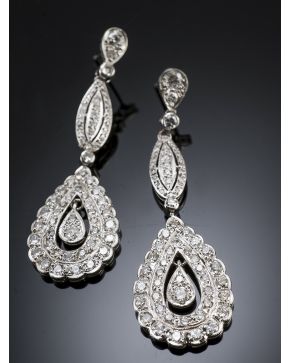 653-ELEGANTES PENDIENTES ESTILO ANTIGUO DE DIAMANTES. sobre una montura calada de platino. Peso total de los diamantes: 2.60 ct. aprox.