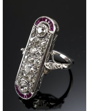 656-ELEGANTE SORTIJA ART-DECÓ. 1910. DE DIAMANTES Y RUBÍES CALIBRADOS. Bella sortija con punzón francés y un peso aproximado de 1.60 ct. aprox. Montura de