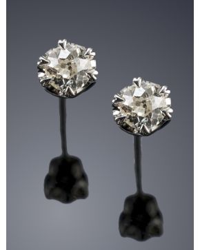 661- 027-17- ELEGANTES PENDIENTES DORMILONAS DE BRILLANTES que suman un total de 0.70 ct. aprox. Sobre una montura de oro blanco de 18k de finas garras.