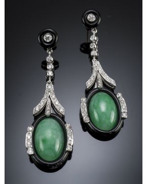 670-ELEGANTES PENDIENTES LARGOS. ESTILO ART DECÓ. DE DIAMANTES. ÓNIX Y CABUJÓN DE JADE. Montura de oro blanco de 18k. 