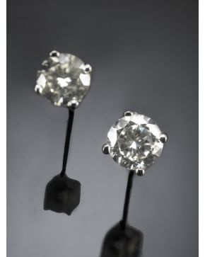 686-PENDIENTES DORMILONAS DE BRILLANTES.Montura de oro blanco de 18k.