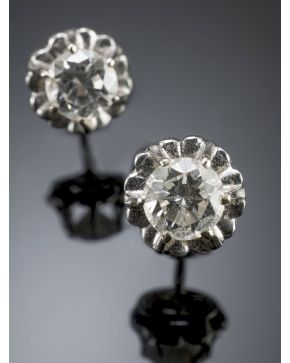 688-PENDIENTES DORMILONAS DE BRILLANTES que suman un total de 0.90 ct. aprox. sobre una montura antigua de oro blanco de 18k. 