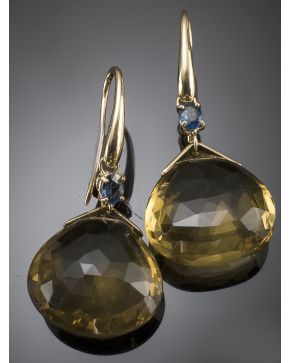 699-PENDIENTES LARGOS DE ZAFIROS Y CITRINOS. Montura de oro amarillo de 18 k.