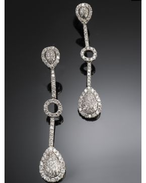 723-ELEGANTES PENDIENTES LARGOS DE BRILLANTES.Montura de oro blanco de 18k.