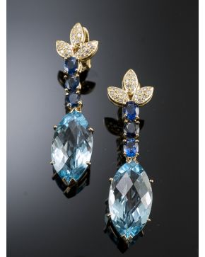 755-ELEGANTES PENDIENTES LARGOS CON BRILLANTES. ZAFIROS Y TOPACIOS AZULES FACETADOS. Montura en oro amarillo de 18 k.