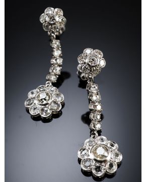 786-ELEGANTES PENDIENTES ANTIGUOS DE DIAMANTES. en forma de rosetón. Sobre una montura de platino. Peso total de los diamantes: 1.20 ct. aprox.