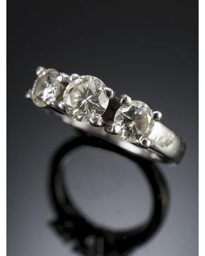 823-BELLA SORTIJA TRESILLO DE BRILLANTES EN GARRAS CON UN PESO TOTAL DE 1CT. APROX. Montura de oro blanco de 18 k.