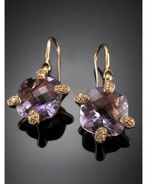 84-PENDIENTES COLGANTES DE AMATISTAS Y DETALLE DE BRILLANTES. Montura de oro rosa de 18 k. 