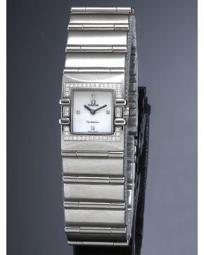 862-ELEGANTE RELOJ DE PULSERA OMEGA CONSTELLATION. CAJA Y BRAZALETE EN ACERO CON BRILLANTES. MOVIMIENTO SUIZO DE CUARZO. Esfera nacarada con numeración 