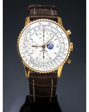 882-BREITLING MODELO NAVITIMER. CRONÓGRAFO. GRAN CAJA EN ORO AMARILLO DE 18K. K13322.512133. MOVIMIENTO AUTOMÁTICO. Esfera gris plata con numeración a