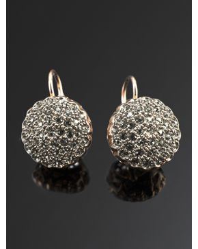 95-PENDIENTES COLGANTES DE ROSETONES DE STRASS. Montura en plata rosa.