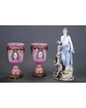 997-Alegoría de las Letras. Figura en porcelana de Meissen. s. XIX. Esmaltada. con marcas en la base. Figura femenina que sostiene pluma y pergamino. Apoy