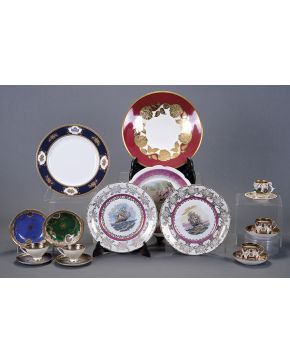 1006-Lote en porcelana centroeuropea esmaltada formado por tu y yo con bandeja circular y pareja de bandejitas con asas para aperitivos. Con decoraciones