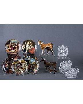 999-Lote de cuatro caballos. Tres de ellos en porcelana inglesa de Beswick y el cuarto Royal Dux. Bohemia.