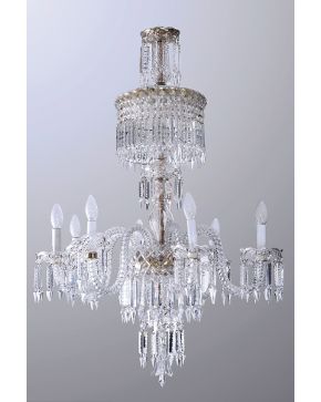 968-Elegante lámpara de techo en cristal de Bacarrat con ocho brazos sogueados y decoración de prismas tallados colgantes.