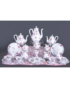 972-Juego de merienda en porcelana de Limoges. con marcas D. Portahult. Con motivos florales en rosa. A juego con mantel. servilletas y cubiertos de merie