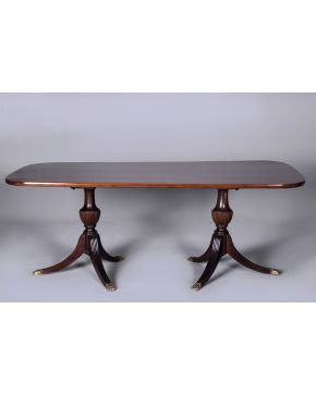 860-Mesa de comedor estilo inglés en madera tallada de caoba con doble pata de jarrón.