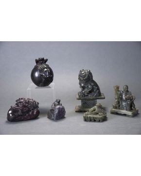 406-Lote de tres tallas chinas realizadas en jade. Gallina con polluelos. león de Foo sobre peana y personaje con dragón.