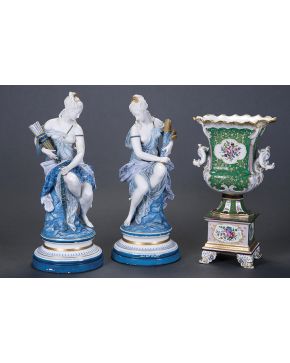 932-PAREJA DE FIGURAS EN PORCELANA CENTROEUROPEA. pp. s. XX