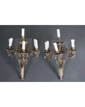 923-Pareja de candelabros de seis luces estilo Luis XVI en bronce dorado con aplicación de gotas de cristal facetado. S. XIX. Adaptados a apliques y elect