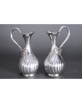 850-Elegante pareja de jarras para vino en plata española punzonada.