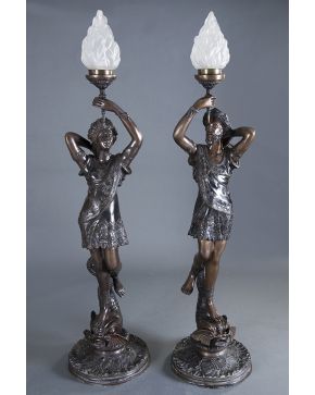 763-Pareja de torcheros en bronce patinado. Francia. c. 1900.