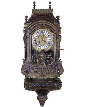 745-Reloj de cartel con peana. Napoleón III. S. XIX. Con marquetería de latón y carey y aplicaciones de bronce dorado con la representación central de la 