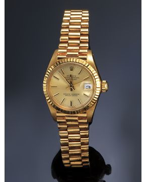 1020-ROLEX OYSTER PERPETUAL LADY DATEJUST OFFICIALLY CERTIFIED CHRONOMETER CON CAJA Y BRAZALETE EN ORO DE 18 K. Esfera dorada con numeracion a trazos aplic