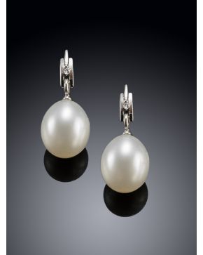 108-PENDIENTES DE BRILLANTES Y PERLA sobre montura de oro blanco de 18k.