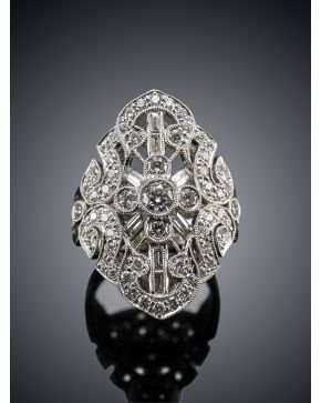 141-SORTIJA LANZADERA ESTILO ANTIGUO CON DIAMANTES TALLA BRILLANTE Y BAGUETTE 1.50 cts . sobre montura calada de oro blanco de 18k.