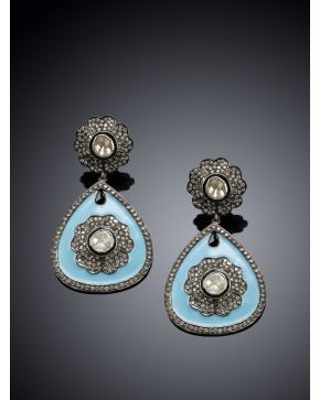 161-PENDIENTES COLGANTES ESTILO ANTIGUO CON DIAMANTE ICE Y PLANO. CON ESMALTE AZUL . sobre montura de plata. 